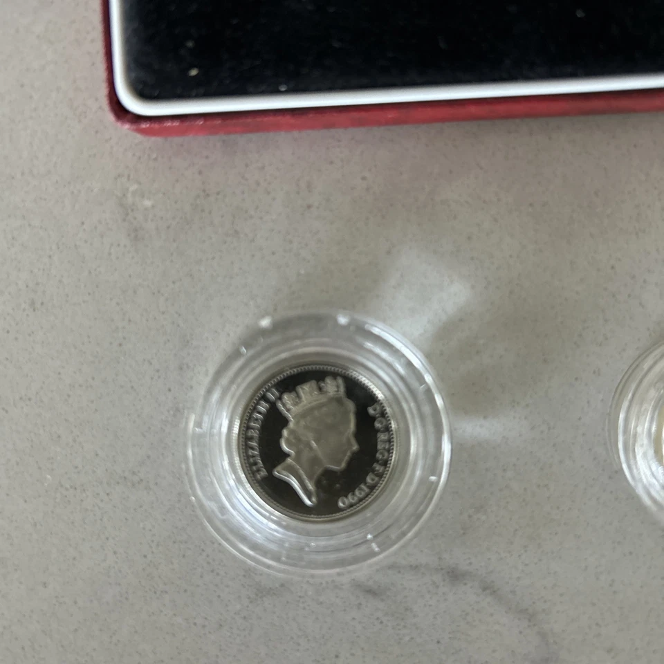 United Kingdom 1986 Silver One Pound and 1990 5 Pence Proof Coin Set Royal Mint - Image 3 of 4