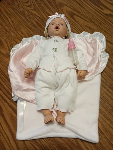 LEE MIDDELTON REVA SHICK PAMPERS BABY GIRL DOLL COMPLETE OUTFIT WITH BLANKET... - Picture 3 of 9