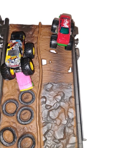 Hot Wheels Tara Toys Estuche de Transporte y Monster Truck Juego Lote Mixto - Imagen 2 de 9