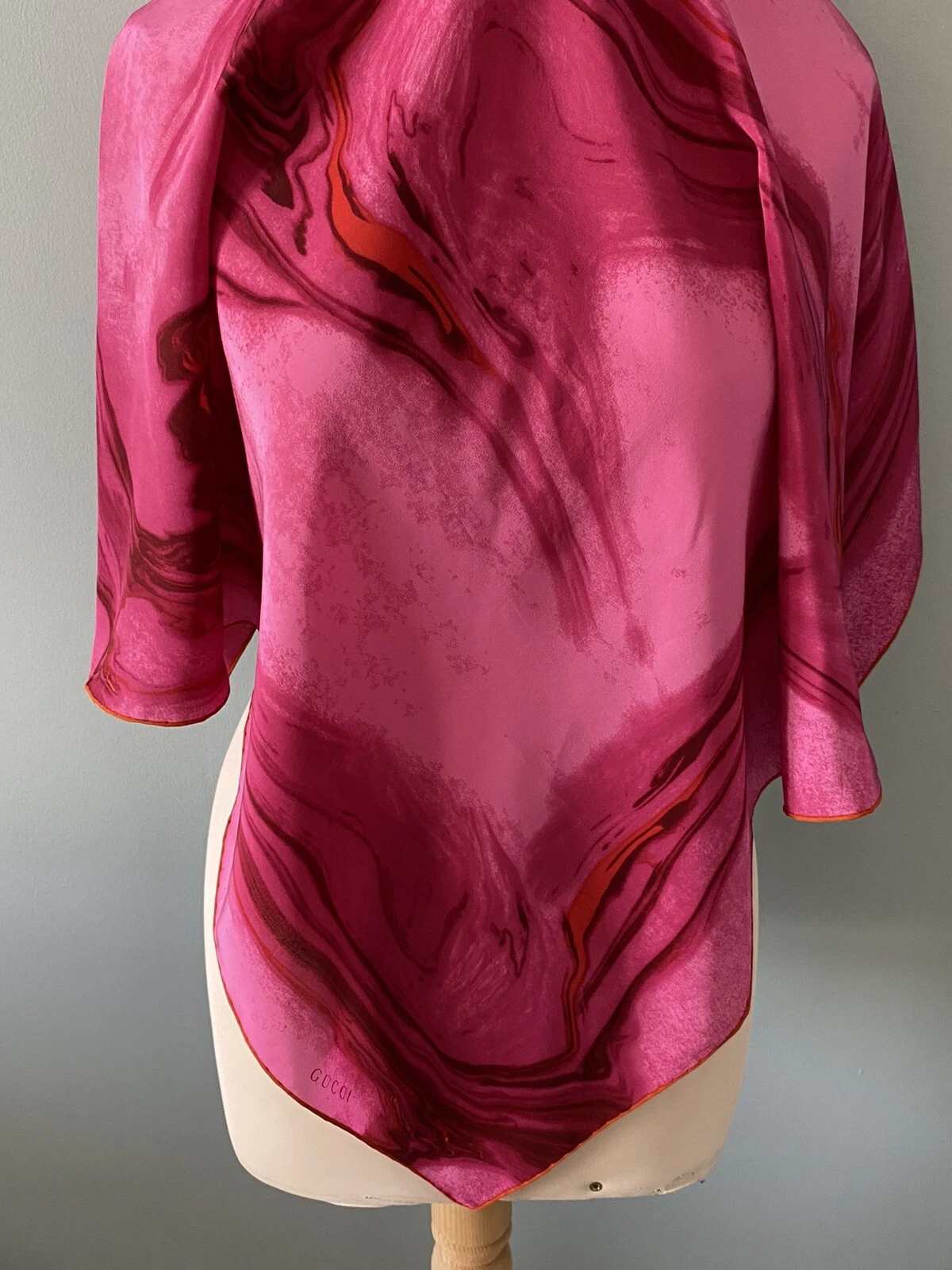 S26# Foulard Gucci rose en soie 34 pouces fabriqué en Italie
