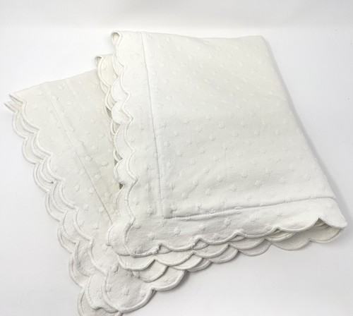 Juego de 2 fundas de algodón Pottery Barn Matelassé estándar punto blanco borde festoneado