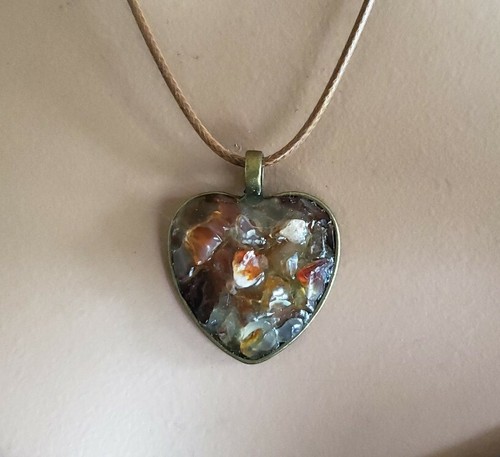 ORANGE AVENTURINE HEALING HEART PENDANT NECKLACE WITH ORGANZA POUCH. - Picture 1 of 8