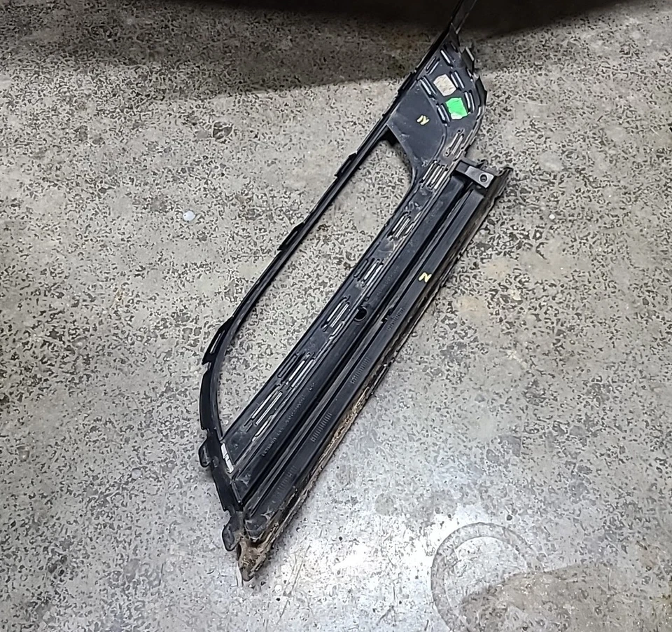 Panel de rejilla delantero izquierdo VW CC FACELIFT 3C8 3C8854661 Foto 3 de 4