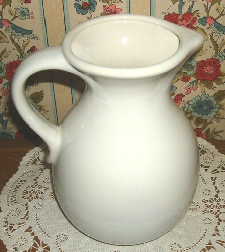 STURDY WHITE STRAWBERRY BEVERAGE PITCHER 72 oz. 9 in. HIGH CERAMIC VINTAGE - Picture 2 of 4