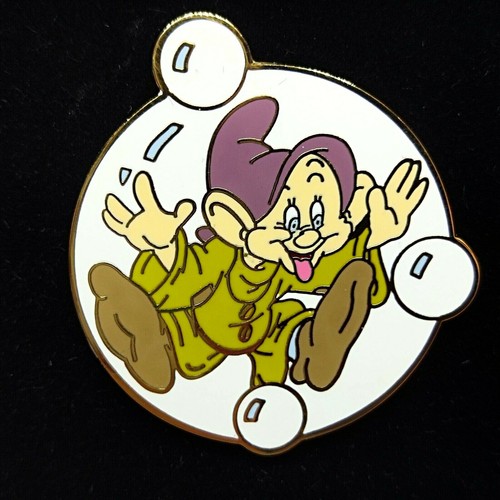 Japan Disney Store Snow White & Dopey Dwarf in Soap Bubble Pin Badge Collection - Picture 2 of 4