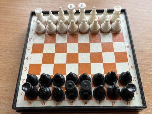 Soviet magnetic chess set Travel chess plastic USSR - Picture 4 of 7