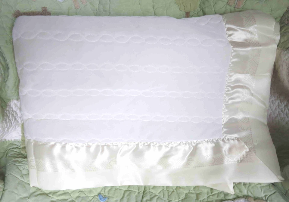 Manta acolchada Styletex marfil blanco poliéster y satén bebé niña borde floral de colección Foto 2 de 4