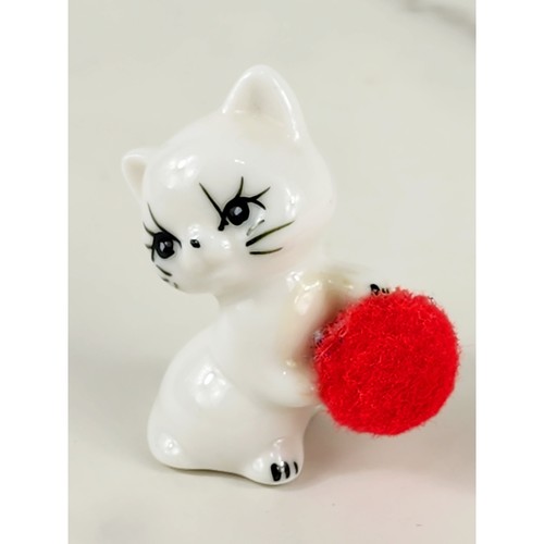Estatuilla blanca gatito amante del gato con bola de hilo rojo porcelana años 90 2 1/4" vintage - Imagen 3 de 13
