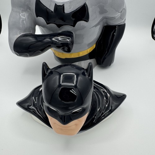 DC Comics Collectors Edition Batman Keksdose handbemalt Tonkunst 1997 *LESEN* - Bild 13 von 23