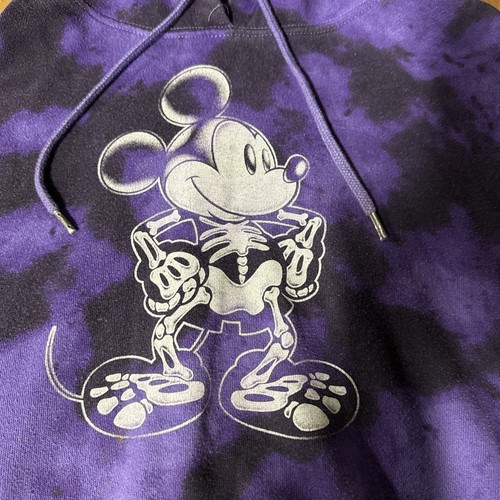 SUDADERA CON CAPUCHA TIE DYE PÚRPURA ESQUELETO MICKEY MOUSE PARQUES DE DISNEY TALLA M CORDÓN - Imagen 2 de 7