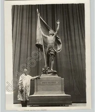 HENRY HERING With BRONZE CASTING for INDIANA War Memorial 1929 Press Photo