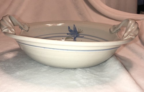 Lg Studiokeramik Servierschale mit Griffen blau cremeweiß Blumen signiert Korn 91 - Bild 8 von 11