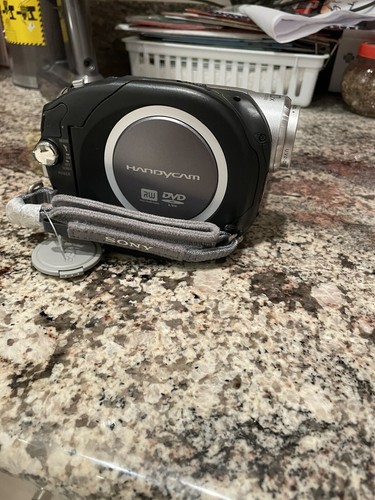 Sony Handycam DCR-DVD92 Camcorder UNTESTED NO PERIPHERALS - Picture 2 of 4