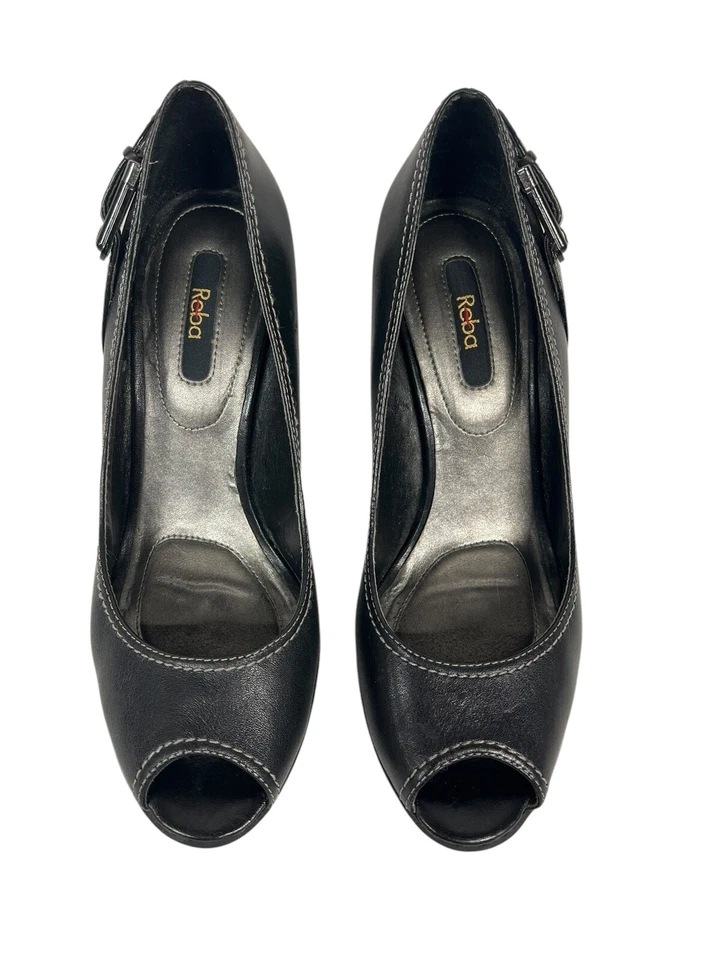 Zapatos de tacón Reba Guilty talla 7M de cuero negro peep toes correa de acento Foto 2 de 4