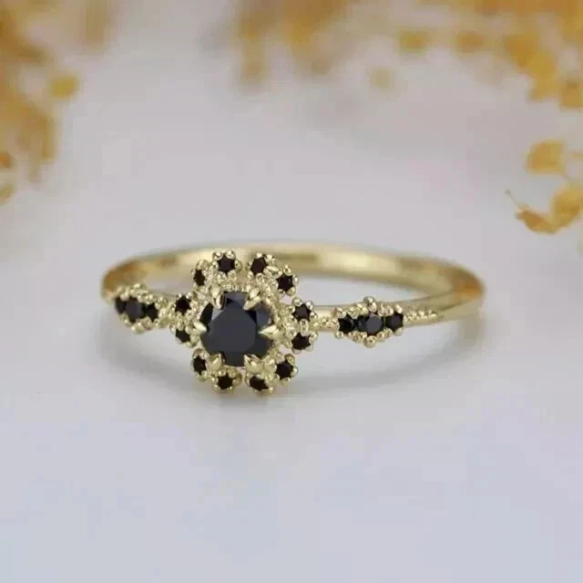 Anillo de compromiso de diamantes creados en laboratorio de corte redondo de 2 quilates enchapado en oro amarillo de 14 quilates para mujer Foto 3 de 4