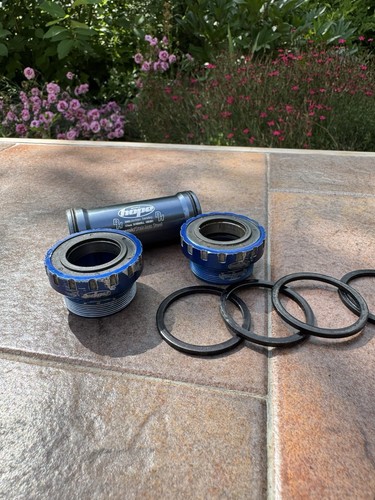 Hope Hollowtech 2 Bottom Bracket BB Ceramic Bearings 83mm Team Blue - Picture 4 of 6