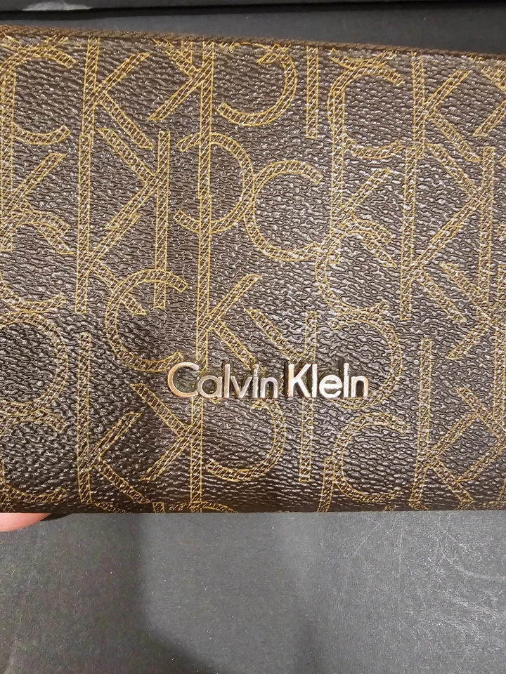 Cartera Calvin Klein Cremallera Redonda Monograma Logo CK Cartera Imitación Cuero Marrón Foto 3 de 4