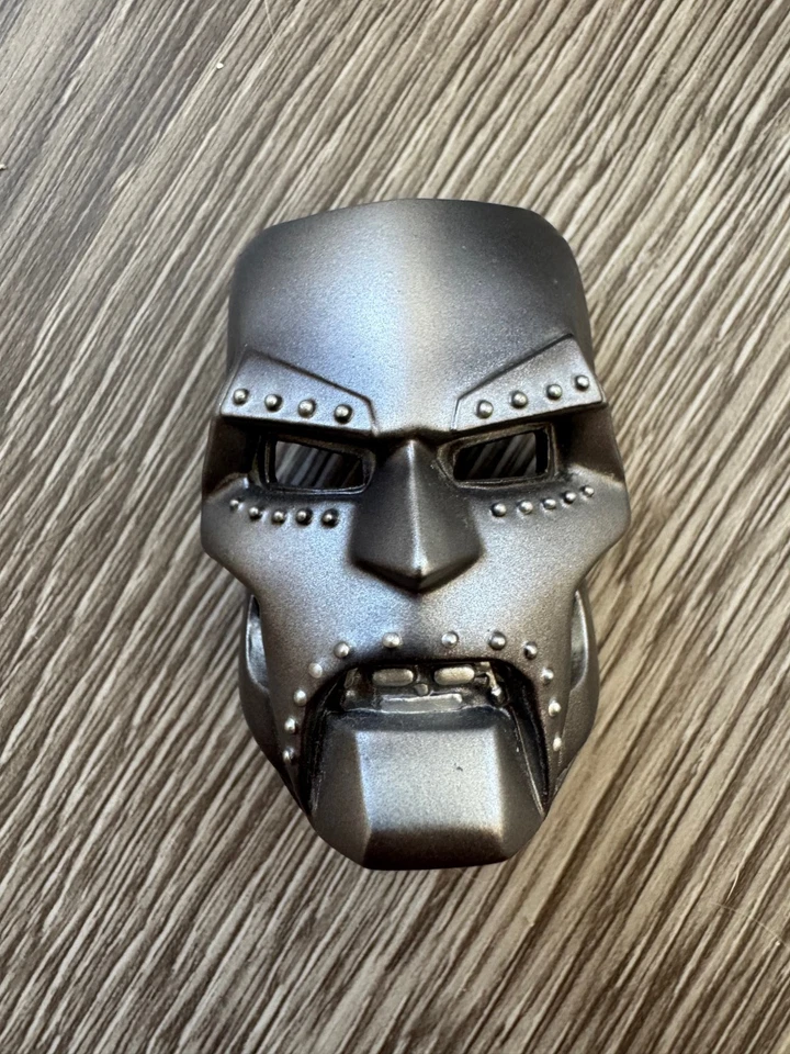 Sideshow Dr Doom Marvel Archive Set Mask & Gauntlets Statue Exclusive SDCC 2006 - Image 4 of 4