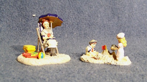 Dept 56 - A Day at the Waterfront - Seasons Bay - 53326 - Set of 2 - Figurines - Picture 2 of 4