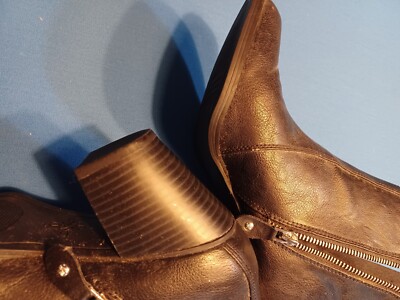 Kohls Woman's Boots Size M Black Heels Zippers 73277