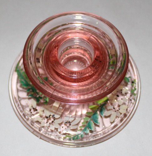 Juego de 2 candelabros vintage de vidrio rosa de la depresión pintados a mano - Imagen 7 de 9