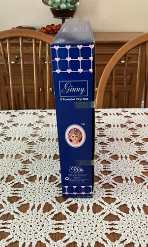 NOS 1984 Vogue Dolls 8" Vinile Ginny Doll con 2 abiti denim e rose rosa #70019 - Foto 3 di 7
