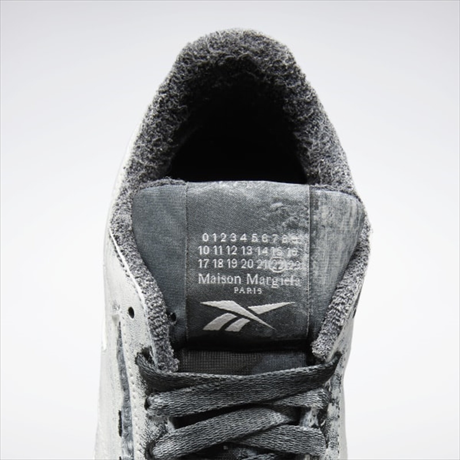 Size 9 - Reebok Classic Leather x Tabi Maison Margiela Whiteout Size 9 - Reebok Classic Leather x Tabi Maison Margiela Whiteout