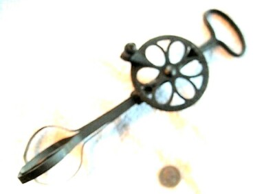 Cast iron egg beater embossed ''PATTERN IMPROVED PAT'D FEB, 9-1904 MADE IN U.S.A''