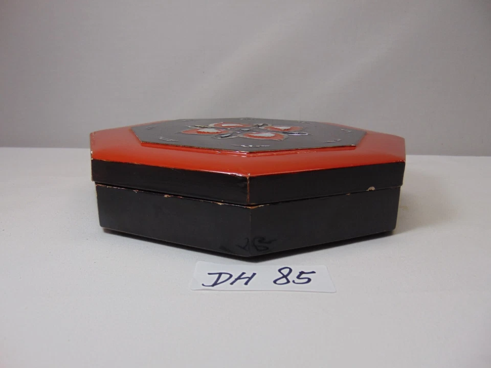 Caja de madera japonesa de laca roja y negra con incrustaciones de madreperla octágono vintage Foto 4 de 4
