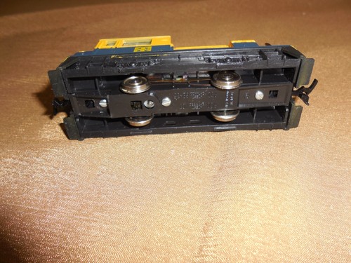 AHM HO GAUGE ATSF 332 SWITCHER ENGINE FOR REPAIR OR PARTS. LOOKS GREAT DIDNT RUN - Picture 7 of 7