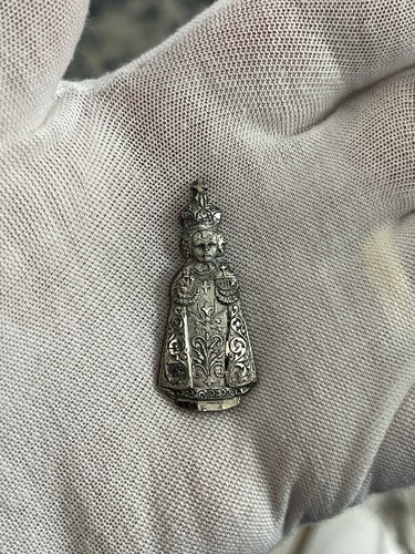 Vintage Creed Sterlingsilber Säugling von Prag Figur religiöse Medaille Anhänger 10 grm - Bild 7 von 10