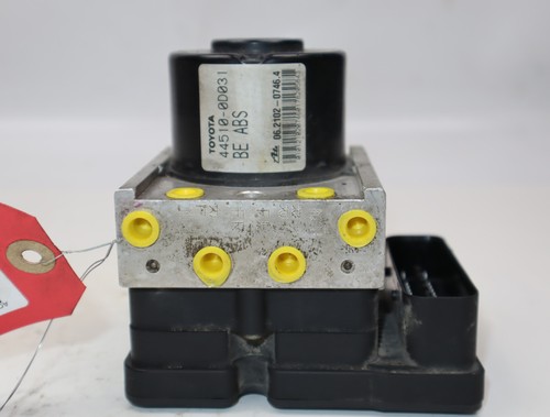 Calculateur abs occasion TOYOTA YARIS II Phase 1 - 1.3 VVT-i - Photo 1/8
