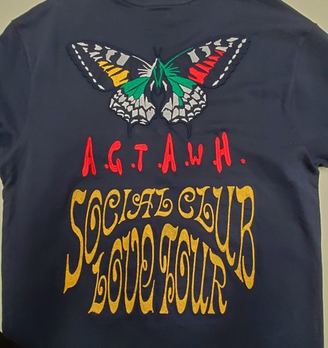 Small AGTAWH marineblau bestickt Schmetterling Zitat Social Club Liebe Tour T-Shirt 38" - Bild 5 von 12