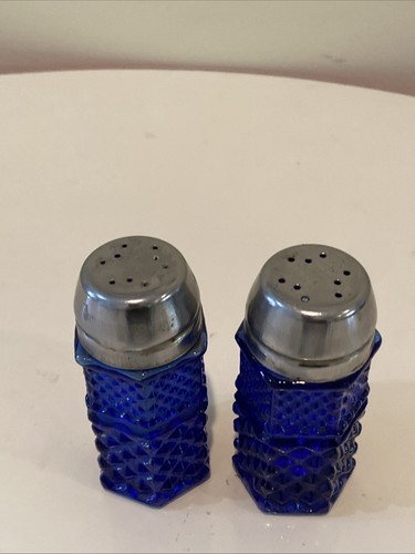 Vintage Cobalt Blue Glass Hexagonal Salt And Pepper Shakers With Silver Tone Cap - Bild 3 von 6