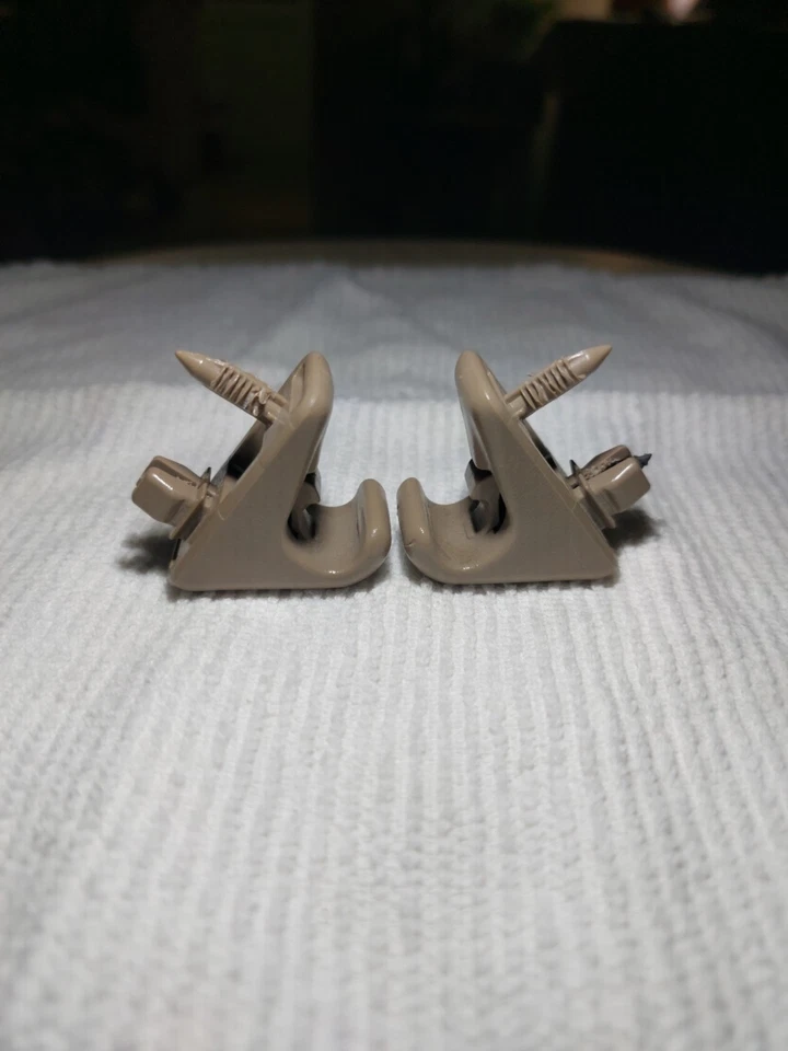 Juego de 2 ganchos de clip para parasol Toyota 4 Runner 96-02 OEM usados TAN Foto 2 de 2