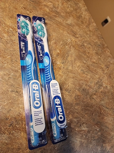 Lot Of 2 Oral-B 3d White Soft Bristle Tooth Brush