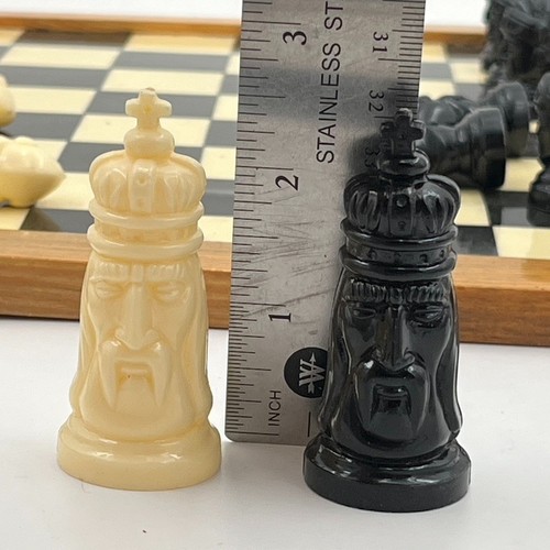 Juego de ajedrez de plástico gótico de mediados de siglo MCM de colección estilo medieval completo 2,5" rey - Imagen 18 de 19