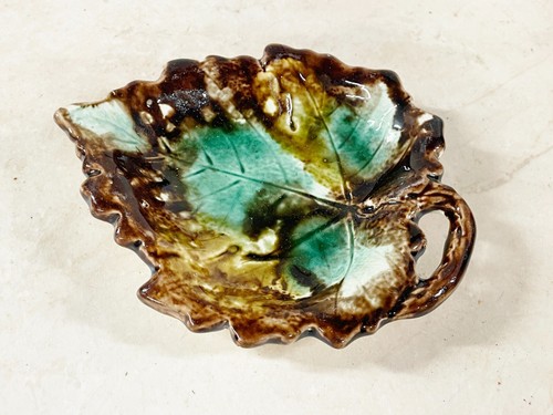 ANTIKE MAJOLIKA GRÜN BRAUN BLATT MARKIERT P SOCKEL KLEINE SCHALE / SCHALE - Bild 1 von 8