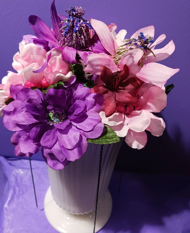 Jarrón de vidrio esmerilado vintage con arreglo floral artificial con cadena azul Foto 4 de 4