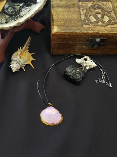 Collana ciondolo con conchiglia naturale dipinta a mano - Foto 3 di 3