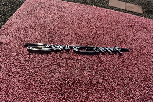 1963 Pontiac " STARCHIEF " Fender Emblem NICE Original 548481 - Picture 2 of 2