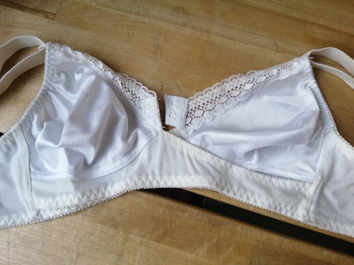 Maternity White Lace Trim Nursing Bra Soft Cup Bra Non Wired 40D Brand New. - Picture 4 of 9