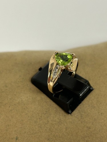 DAINTY 14K YELLOW GOLD TRILLION CUT PERIDOT AND DIAMOND ACCENT RING SIZE 3.5 - Picture 8 of 14