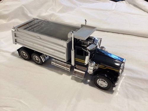 1/32 Kenworth W900 Dump Truck by New Ray with display case - Picture 2 of 8