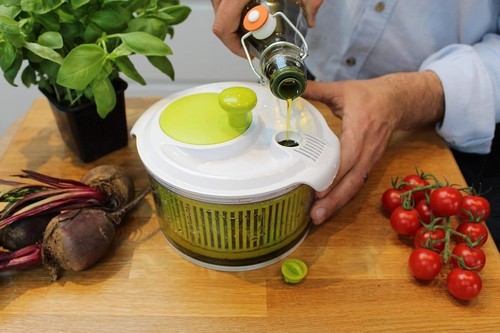 Small Plastic Salad Spinner with Drainage System, Non-Slip Base, 16cm - Picture 9 of 11