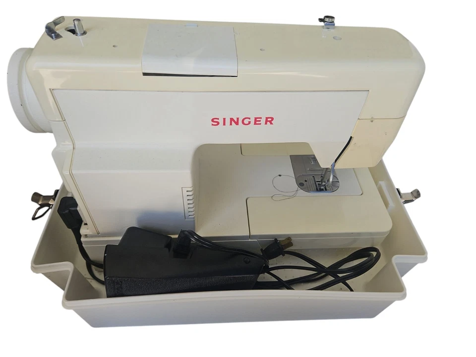 SINGER SEWING MACHINE With PEDAL, PLUG AND CASING - Image 3 of 4