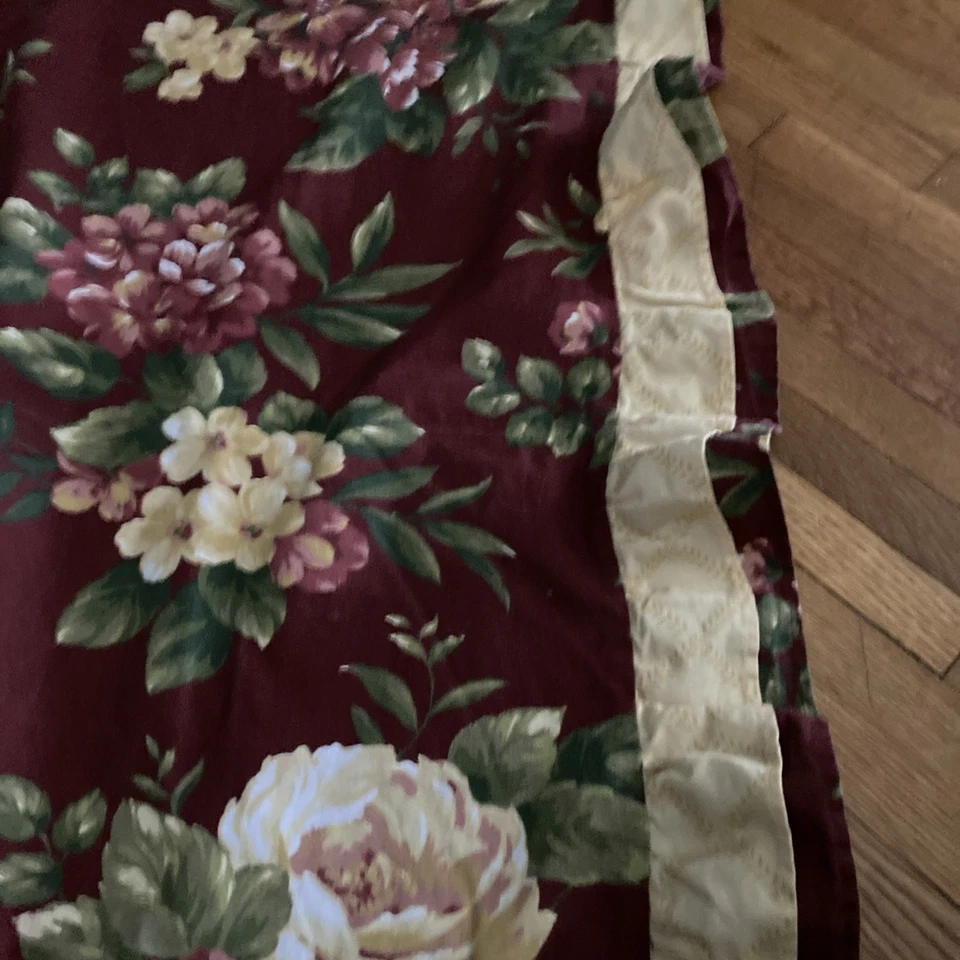 Mesa cuadrada Waverly 36X36 patrón habitación jardín 2 disponibles Foto 2 de 4