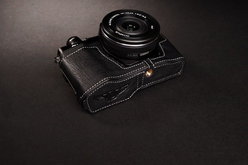 Funda de cuero genuino real para media cámara para Olympus OM-D EM10 II parte inferior abierta B - Imagen 7 de 8