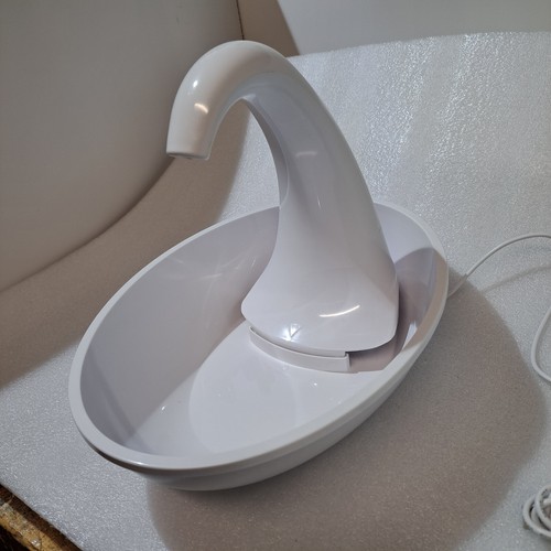 Pioneer Pet Swan Drinking Fountain with USB Connection plus 9 Charcoal Filters - Picture 3 of 10