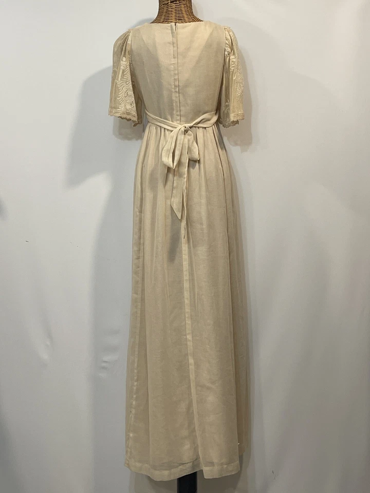 Maxi Vestido De Colección Años 70 Crema Antiguo Encaje Campesino Muselina Algodón Forrado Cintura Imperio Foto 3 de 4